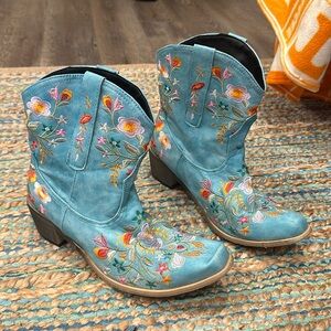 Blue embroidered short cowboy boots